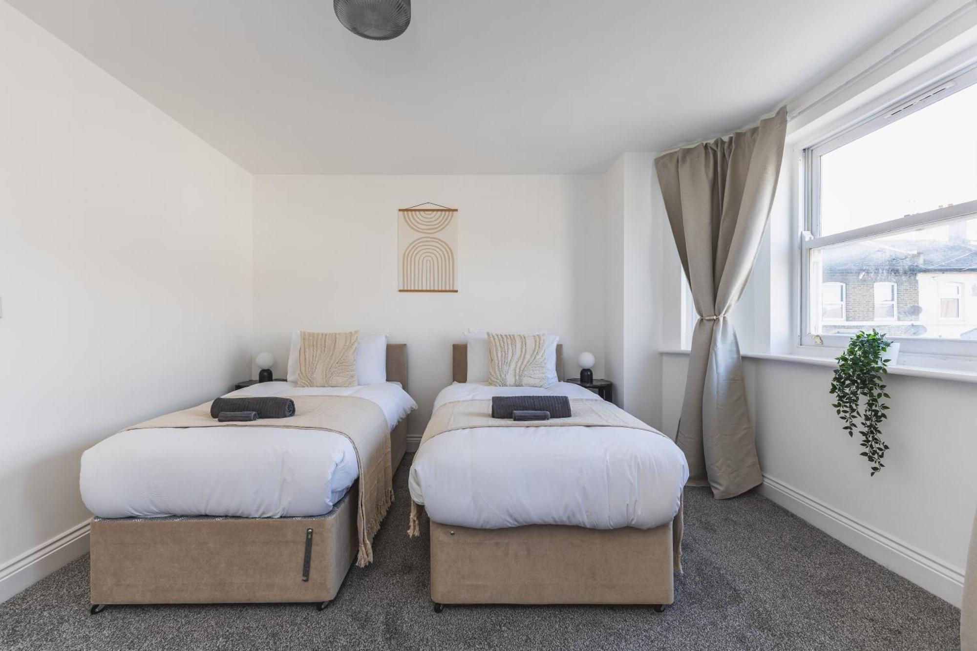 Arte Stays Serviced Houses Stratford - 3 Bedrooms 2 Bathrooms Houses London, Stratford, Maryland, Free Parking, Garden, Weekly Or Monthly Stays - Up To 8 Guests Экстерьер фото
