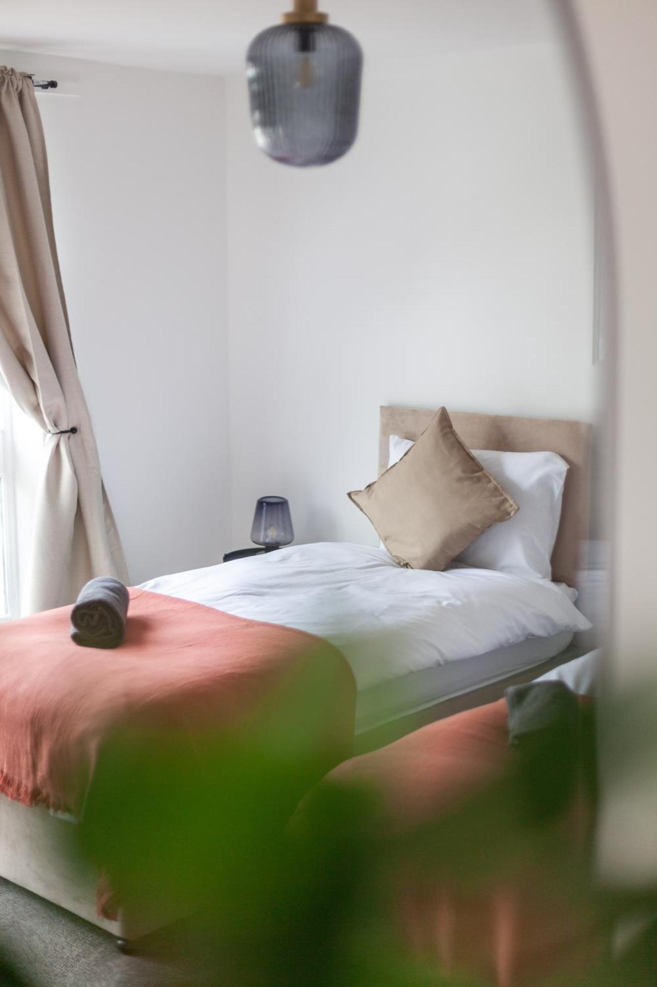 Arte Stays Serviced Houses Stratford - 3 Bedrooms 2 Bathrooms Houses London, Stratford, Maryland, Free Parking, Garden, Weekly Or Monthly Stays - Up To 8 Guests Экстерьер фото